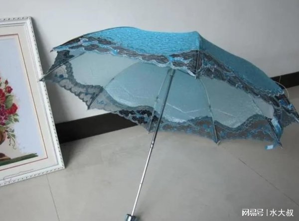 开云kaiyun.com 俗语说：“伞放三处，家中难富”，究竟哪“3个”场所不可放伞？